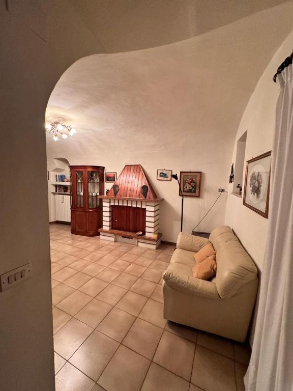 een woonkamer met een bank en een huis bij La Piazzetta in Introdacqua