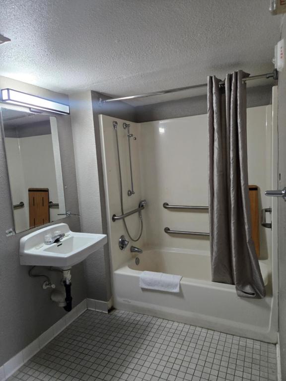 Park Inn by Radisson, Tracy - 