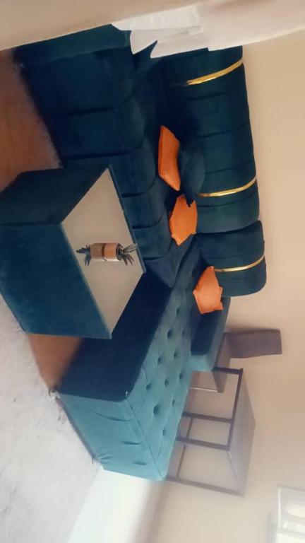 巴马科Anka so的一个蓝色房间的景象，房间里有一把刀。