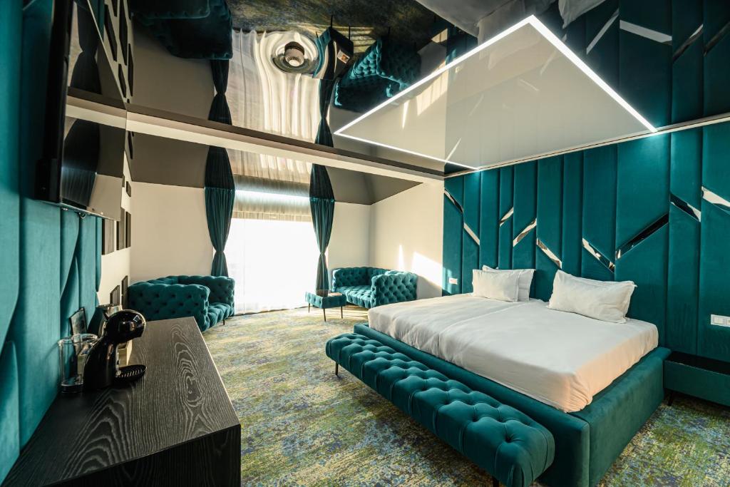 una camera con letto e pareti blu di KOA - Street a Braşov