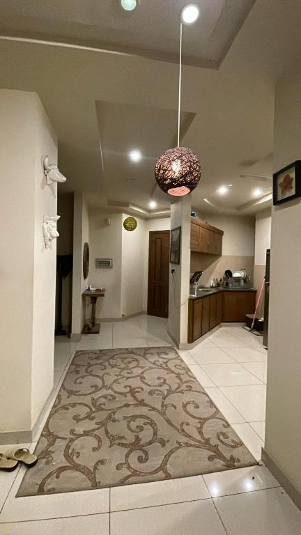 Luxury One Bed Apartment, Bahria Town Phase 3 - １ベッドルームのあるアパート