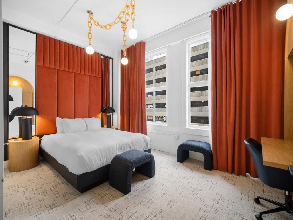 Ένα ή περισσότερα κρεβάτια σε δωμάτιο στο Symons Block Suite 3