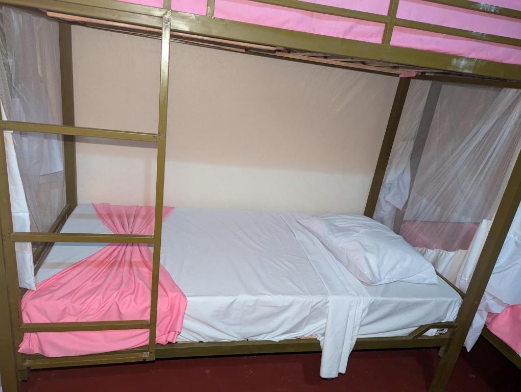 En eller flere senge i et værelse på Hamza Hostel