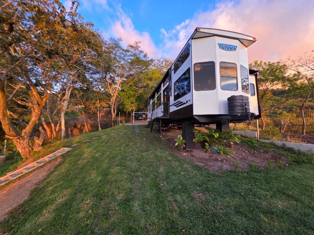 a train car sitting on top of a grass field at Villa Sura in Colón