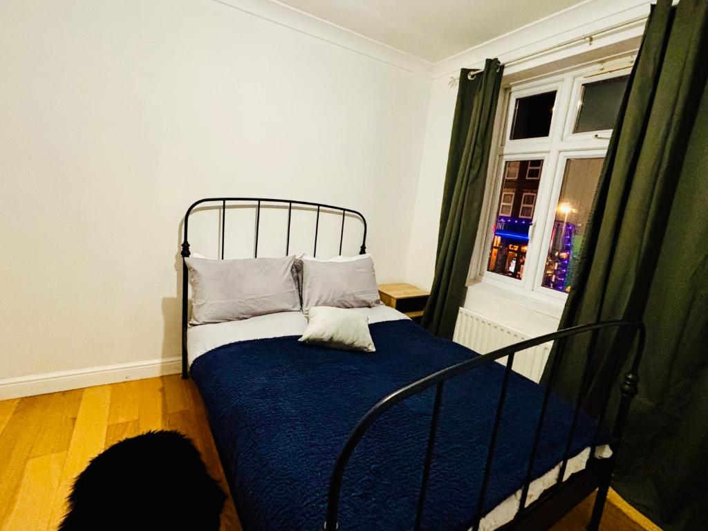 Postel nebo postele na pokoji v ubytování Obsidian Room