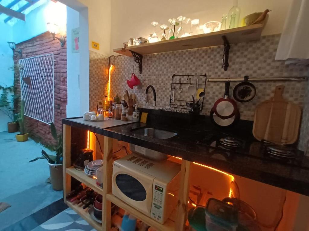 Casa clássica في ناتال: مطبخ مع كونتر ومغسلة وميكروويف