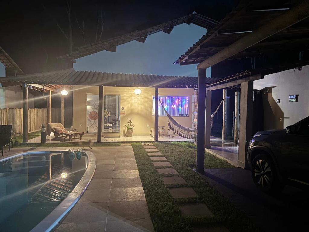 una casa con piscina por la noche en Casa Luz do Sol, en Arraial d'Ajuda