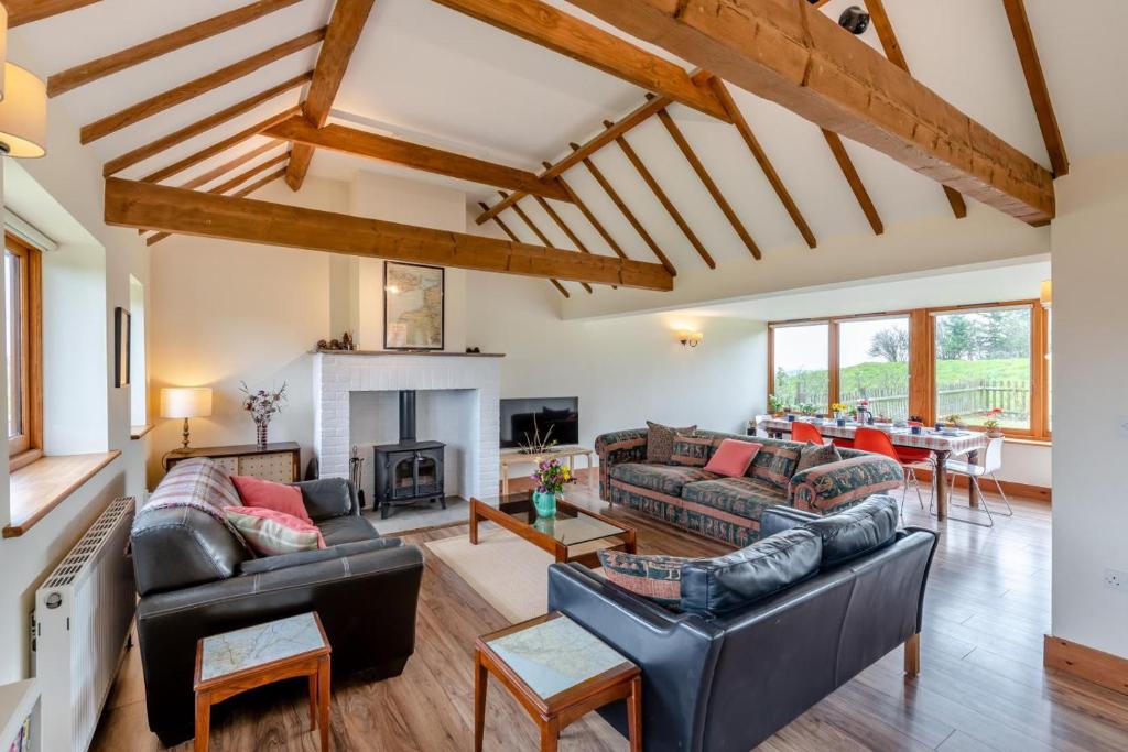 een woonkamer met twee banken en een open haard bij 3 Bed in Playden oc-o30645 in Playden