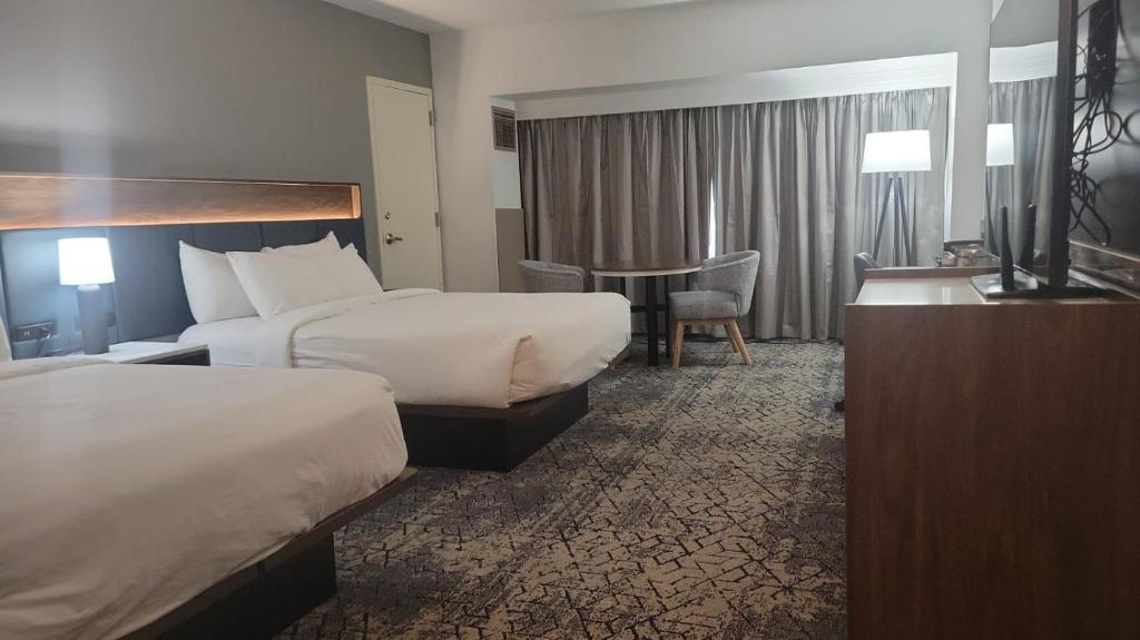 Postel nebo postele na pokoji v ubytování The Plaza Hotel Columbus at Capitol Square