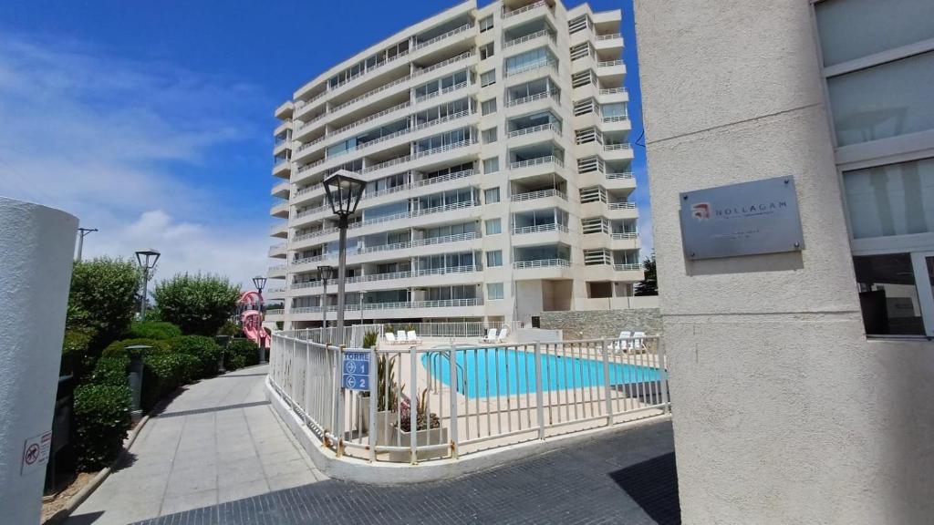 een groot gebouw met een zwembad naast een gebouw bij Serena Mar La Serena in La Serena