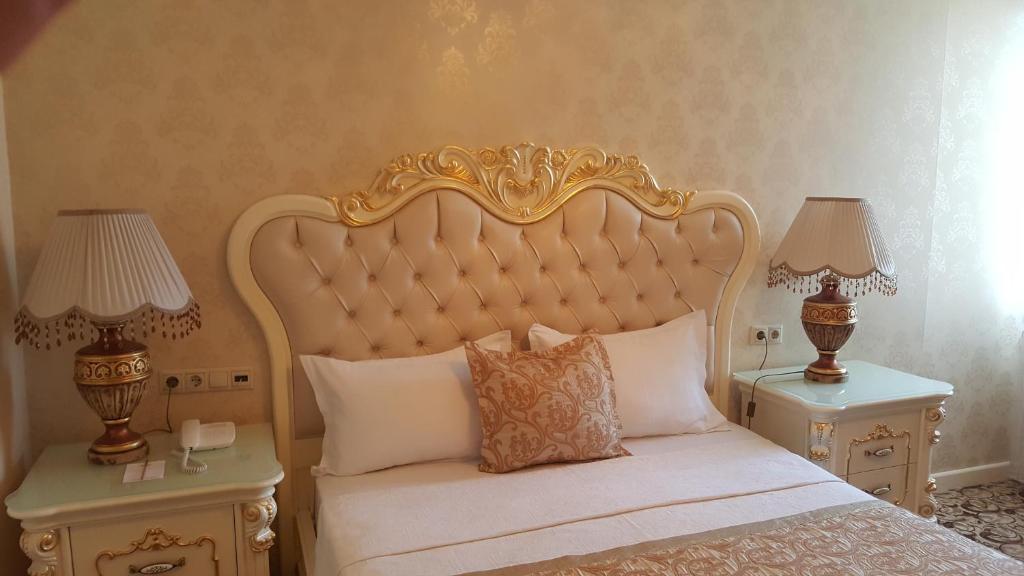 Postel nebo postele na pokoji v ubytování Best Town Hotel