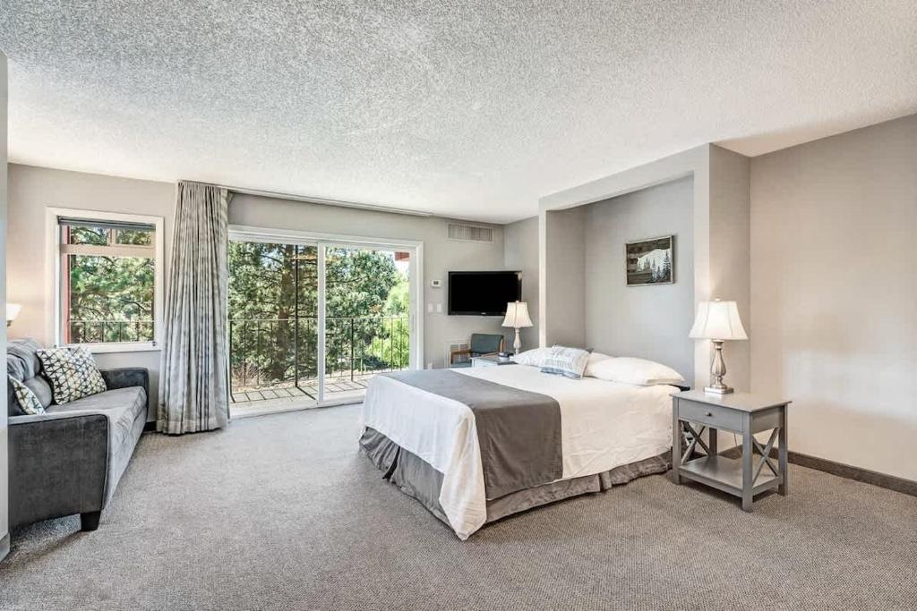 Postel nebo postele na pokoji v ubytování Downtown Corner Studio with 270-degree Riverview