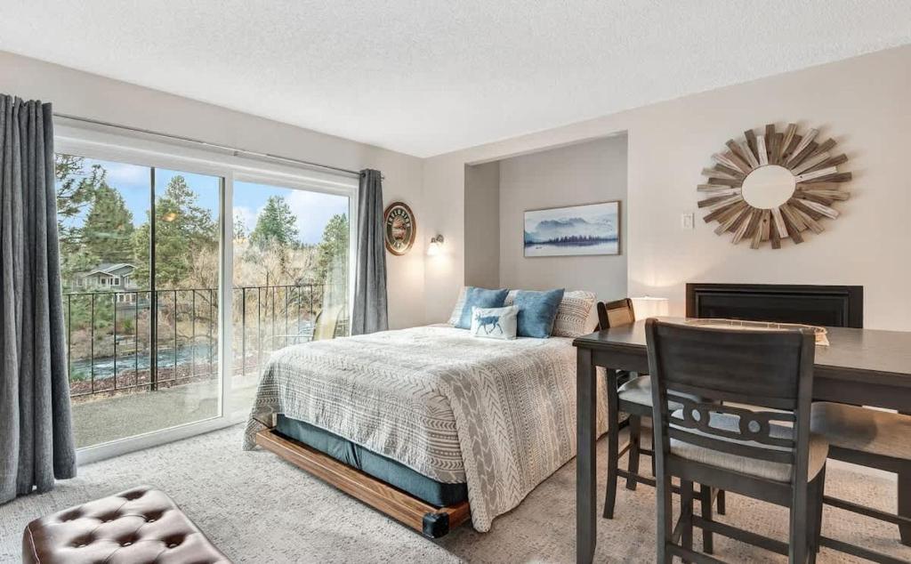 Postel nebo postele na pokoji v ubytování Downtown Studio on the River