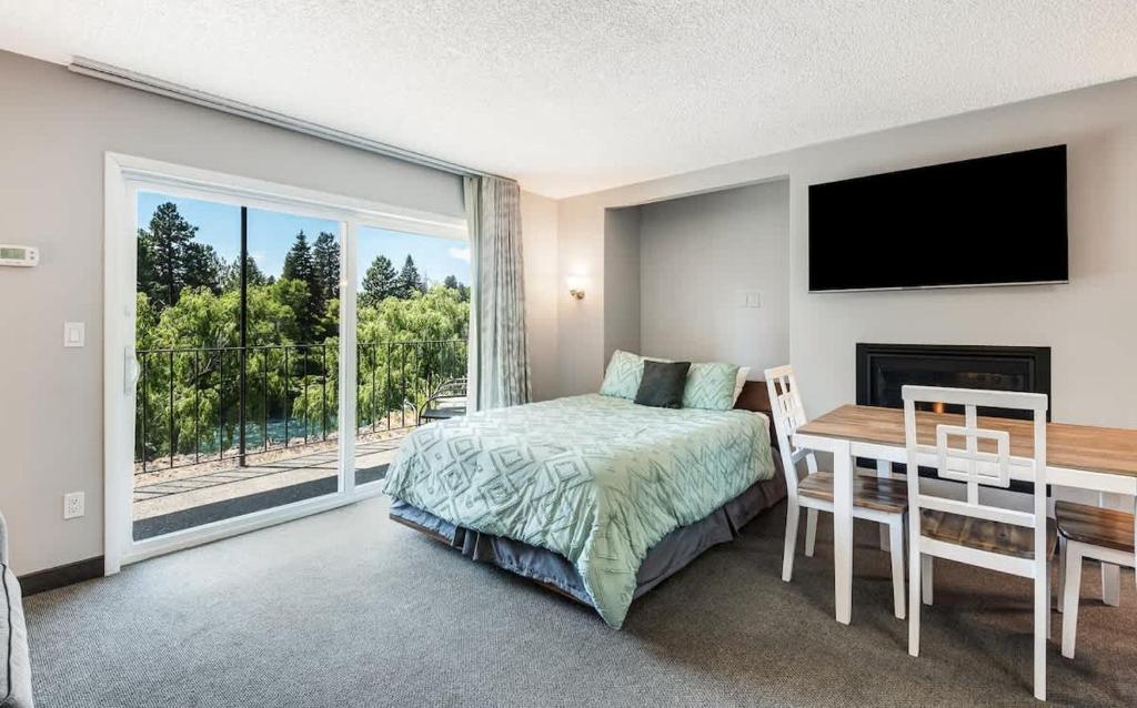 TV a/nebo společenská místnost v ubytování Ground Floor Studio On The Riverfront