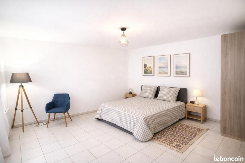 Giường trong phòng chung tại Elégance et authenticité au cœur de Pézenas