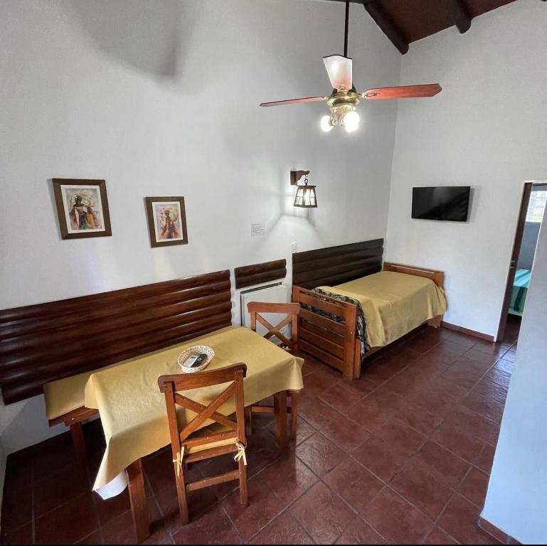 Giường trong phòng chung tại Bungalows Amancay