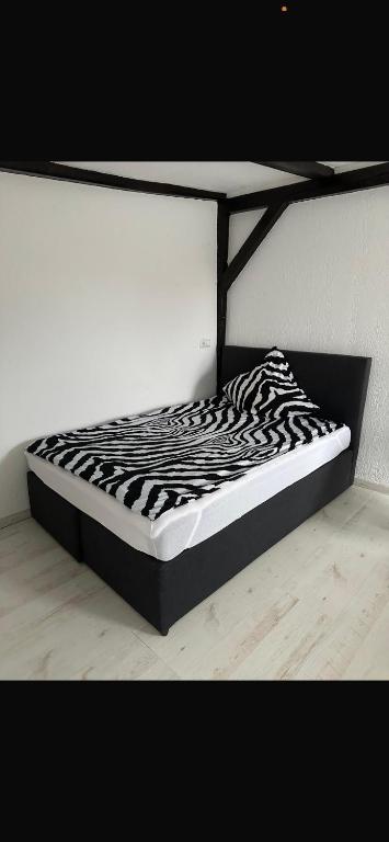 a zebra print bed in a black and white room at 1 Zimmer Häuschen in Itzehoe