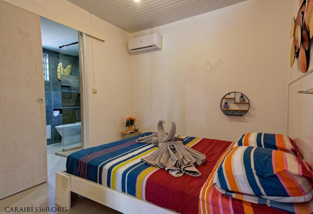 En eller flere senge i et værelse på Villa avec Piscine en Pleine Nature au Gros Morne