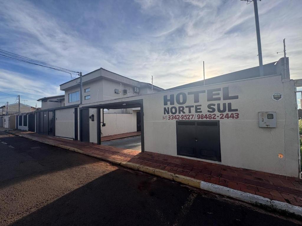 Tòa nhà nơi khách sạn tọa lạc