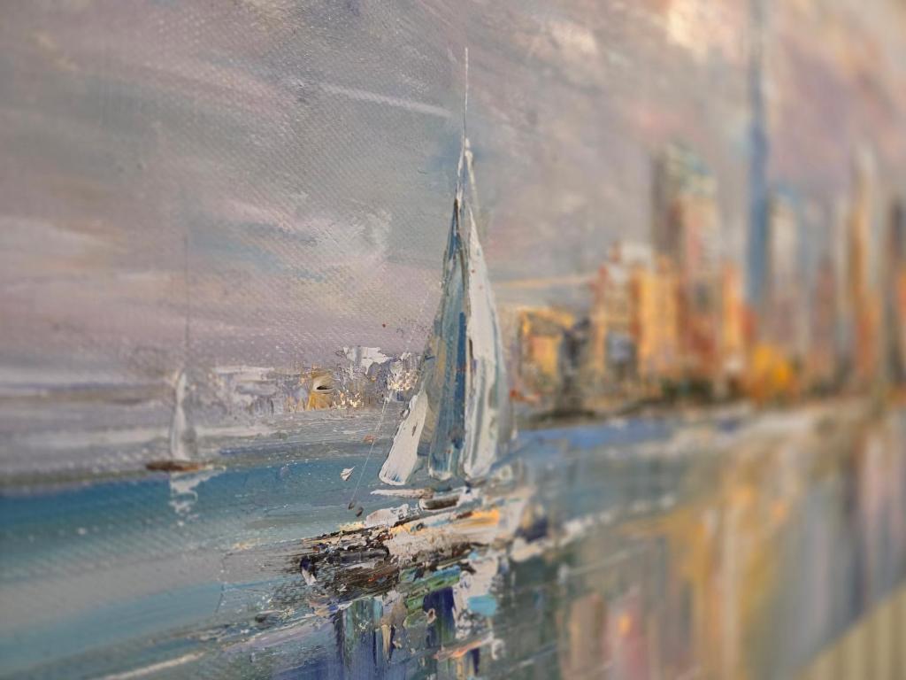 ein Gemälde eines Segelboots in einer Stadt in der Unterkunft Omega Lake Family 2 in Olsztyn