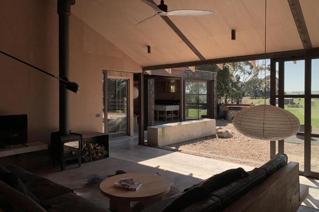 een woonkamer met een bank en een tafel bij Ross Farm - Dairy in Meeniyan