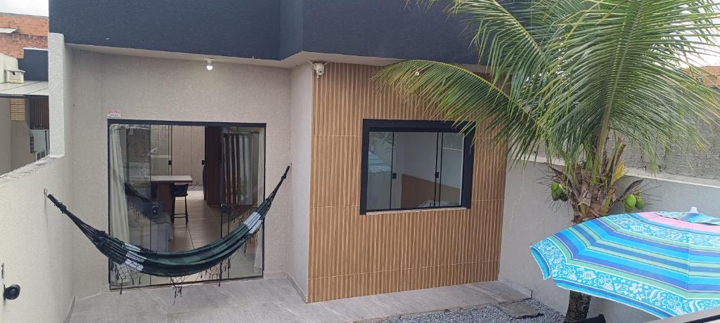 een hangmat aan de zijkant van een huis bij Matinhos balneário Riviera in Matinhos