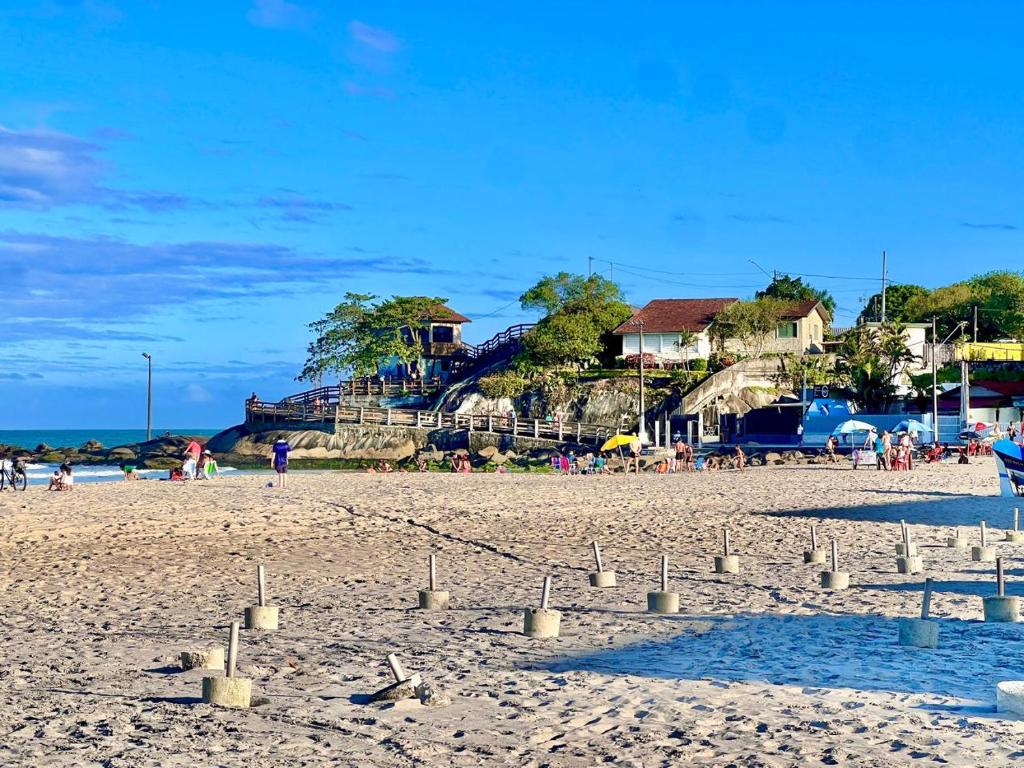 ein Strand mit einer Gruppe von Sandburgen darauf in der Unterkunft #PéNaAreia em Matinhos Beach in Matinhos