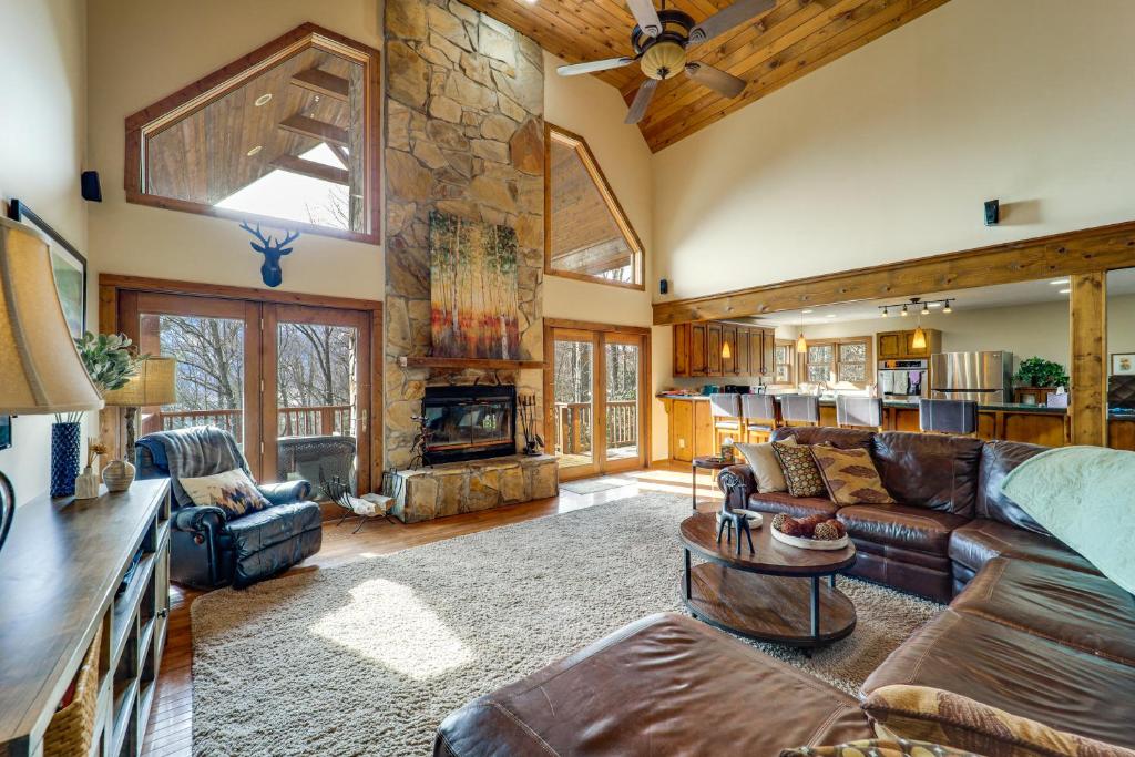 Et opholdsområde på Mtn-View Deck, Game Room! Spacious Elk Park Lodge