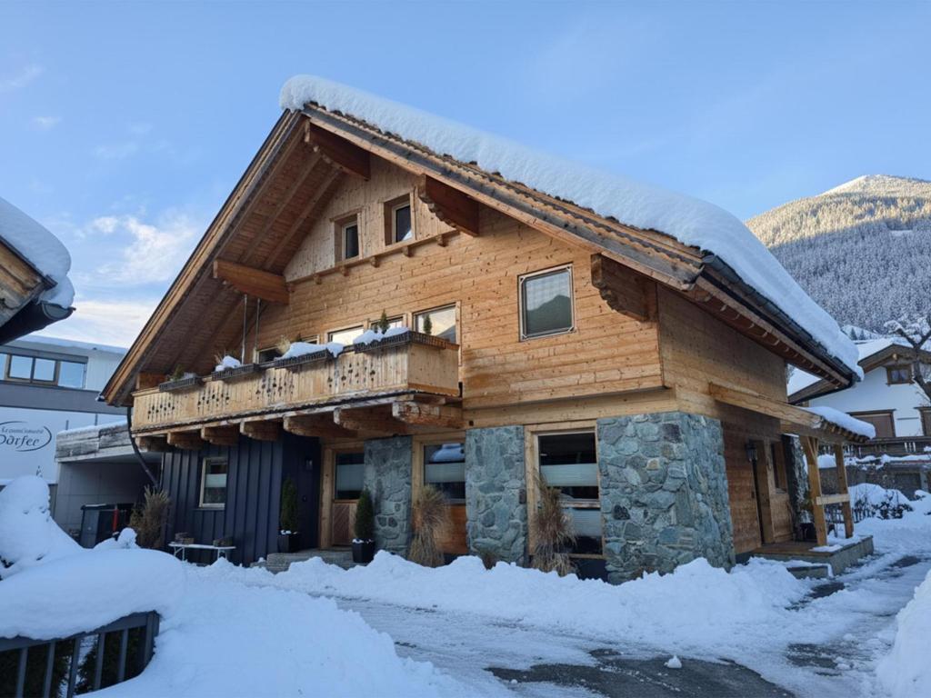 Cảnh núi rừng hoặc tầm nhìn ra núi từ căn hộ