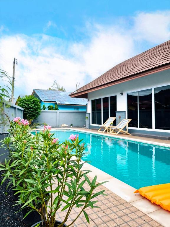 Swimmingpoolen hos eller tæt på Baan Fah Sai 2-Bedroom Pool Villa