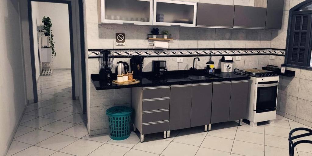 una cocina con fregadero y estufa en Mar doce lar, en Matinhos