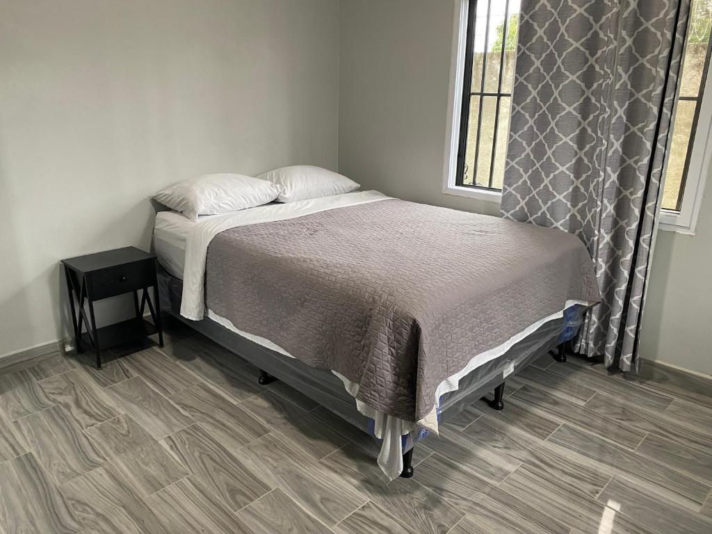 een slaapkamer met een bed en een raam bij Beach house in Tela