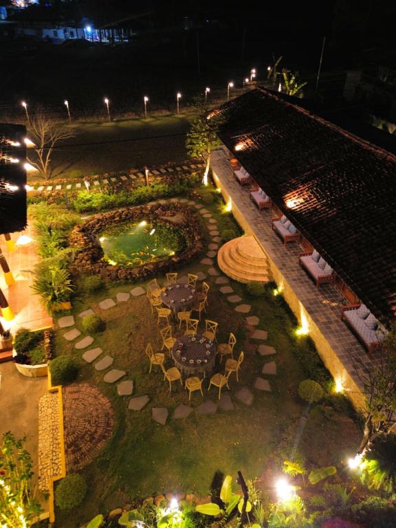 an overhead view of a patio with tables and chairs at night at Cheers Ecolodge Du Già in Làng Cac