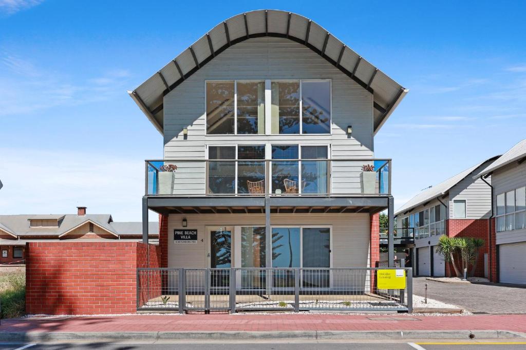 una casa con un arco en la parte superior en Pine Beach Villa Fabulous Sea Views, en Victor Harbor