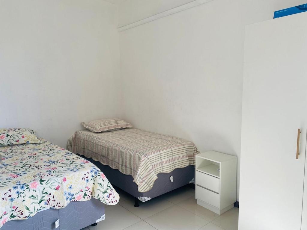 Ένα ή περισσότερα κρεβάτια σε δωμάτιο στο Apartamento completo para familia com dois quartos