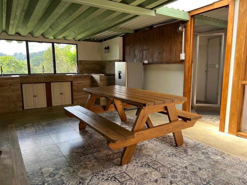 Η κουζίνα ή μικρή κουζίνα στο Bhoga Forest