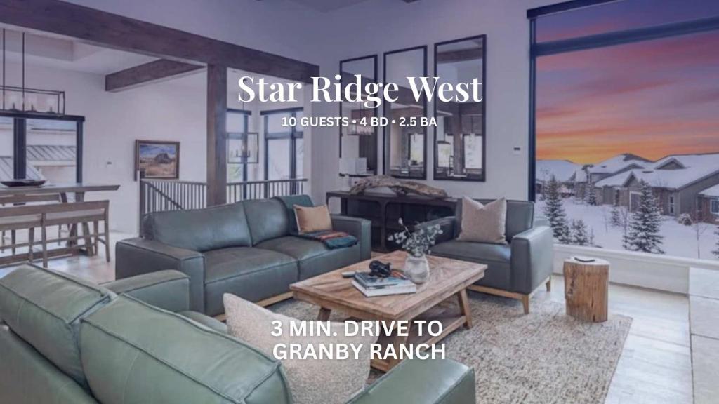 un allestimento di un soggiorno in una casa di Star Ridge West a Granby