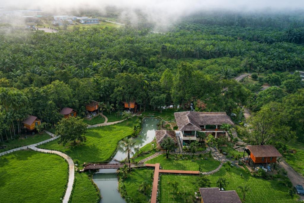 eine Luftansicht eines Resorts mit einem Fluss in der Unterkunft ภูธาราทรีเฮาส์แอทเชี่ยวหลาน Phutara Treehouses At Cheowlan in Ban Pha Saeng Lang