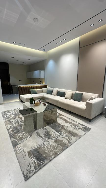 un soggiorno con un divano e un tavolo di بيتك الثاني a Abha