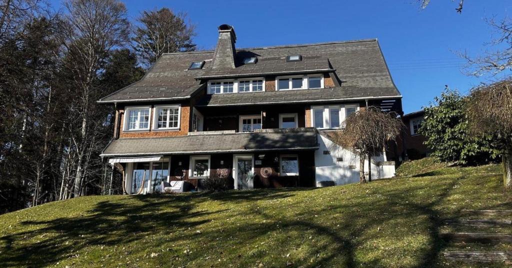 una grande casa in cima a una collina erbosa di Kuckucksnest a Ühlingen-Birkendorf