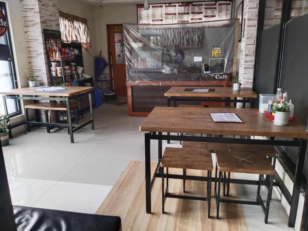 PiliGuest hotel Palestina Pili的一间有桌椅的餐厅