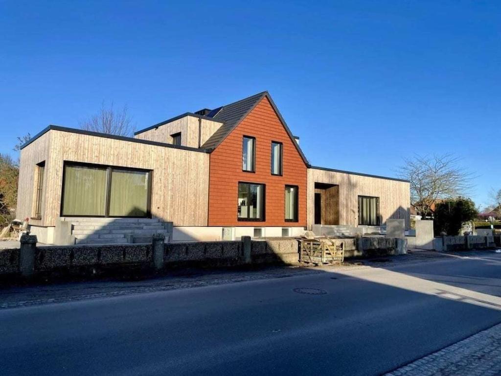 ein Haus am Straßenrand in der Unterkunft Luxury holiday home DS11 in Staberdorf