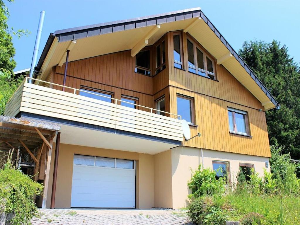 una casa con due porte del garage di Dream holiday apartment Stefan a Geroldsweiler