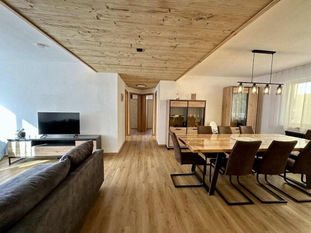 een woonkamer met een bank en een tafel met stoelen bij Dream holiday apartment Kinzig-Chalet in Schenkenzell