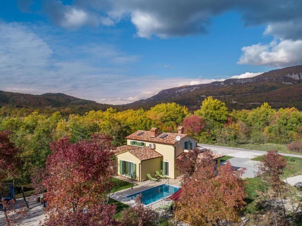 Nespecifikovaný výhled na hory nebo výhled na hory při pohledu z vily