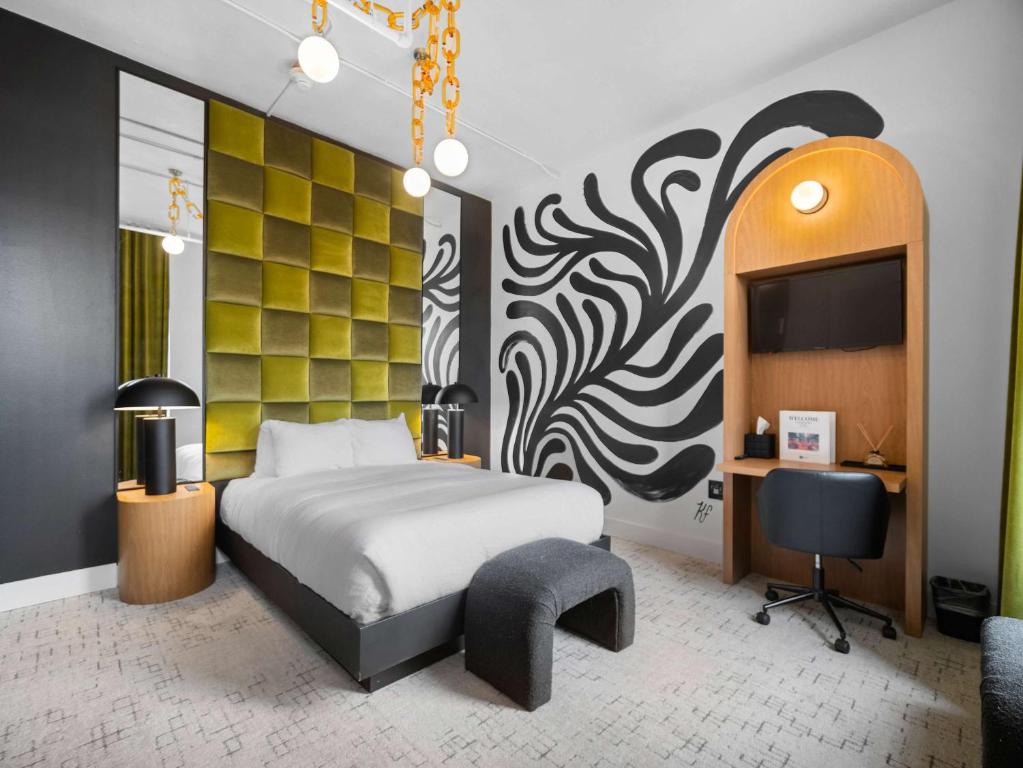 Postel nebo postele na pokoji v ubytování Symons Block Suite 8