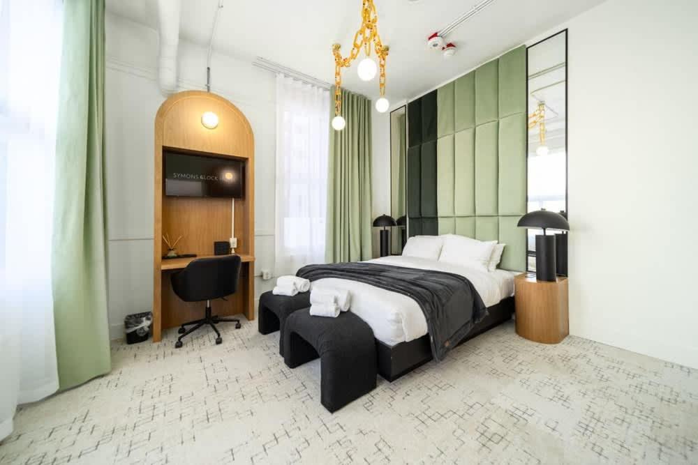 Postel nebo postele na pokoji v ubytování Symons Block Suite 9