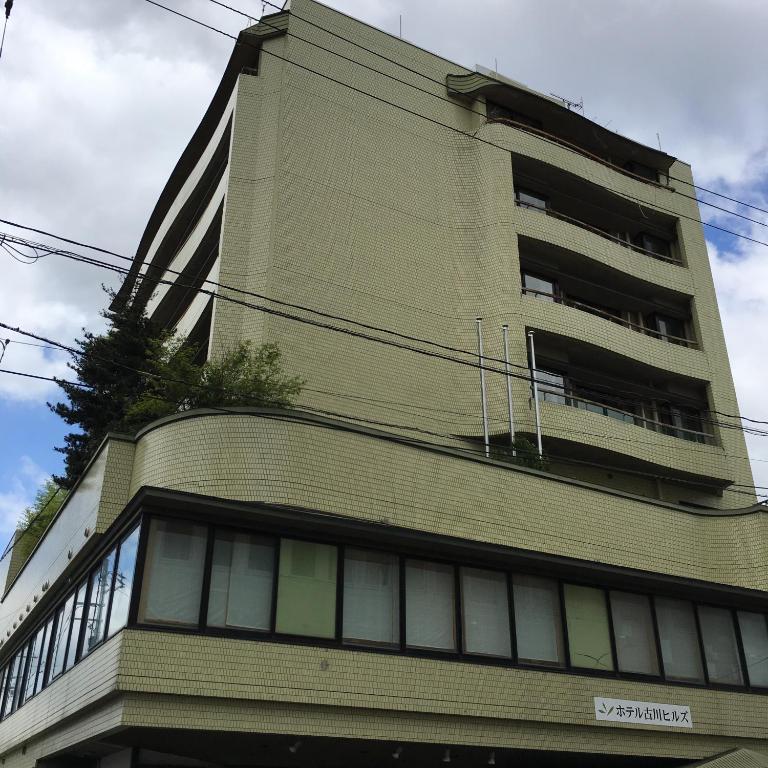 大崎市にあるホテル古川ヒルズの側面に窓がある高い建物