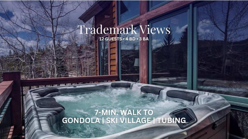 una vasca idromassaggio di fronte a una casa di Trademark Views a Winter Park