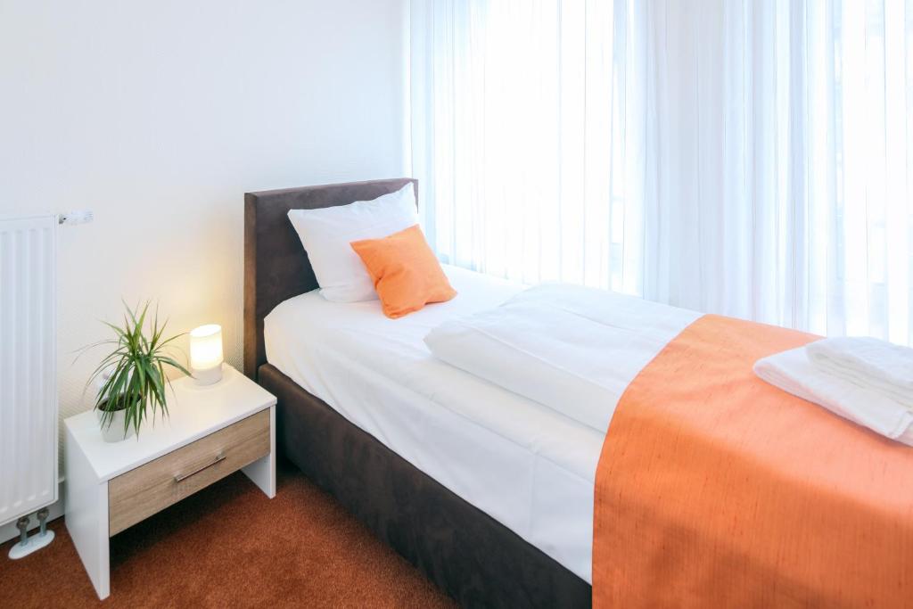 Postel nebo postele na pokoji v ubytování Hotel Kleiner Markt